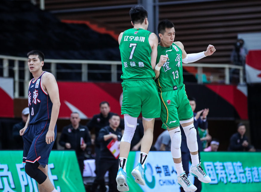  布雷斯特门将乌龙球送对手关键三分  